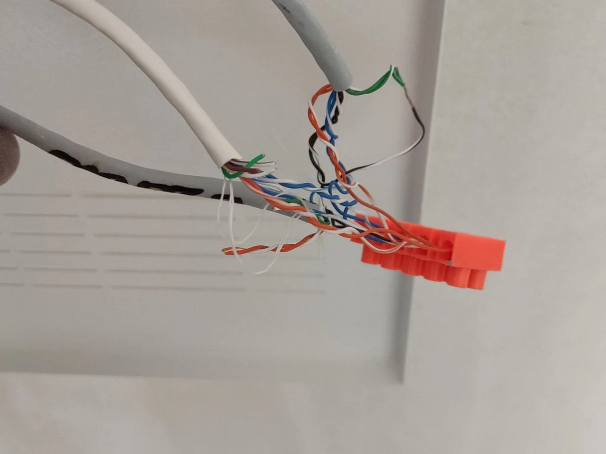 instalacja elektryczna w mieszkaniu sprawdzana podczas odbioru